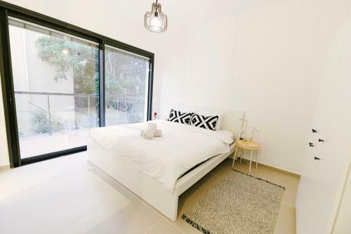 Mr Ezra -luxury 3br Apartment With Balcony, On The Beach