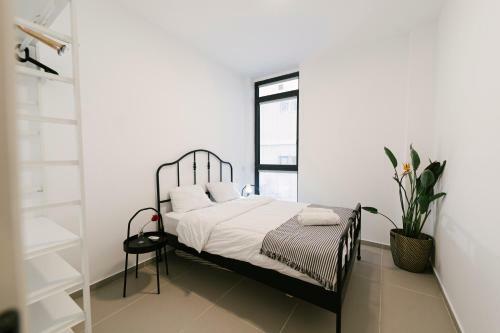 Mr Ezra -luxury 3br Apartment With Balcony, On The Beach