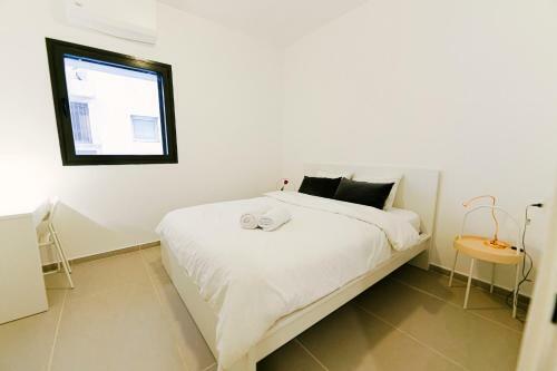 Mr Ezra -luxury 3br Apartment With Balcony, On The Beach