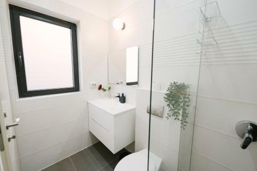 Mr Ezra -luxury 3br Apartment With Balcony, On The Beach