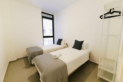 Mr Ezra -luxury 3br Apartment With Balcony, On The Beach