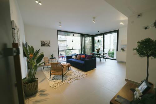 Mr Ezra -luxury 3br Apartment With Balcony, On The Beach