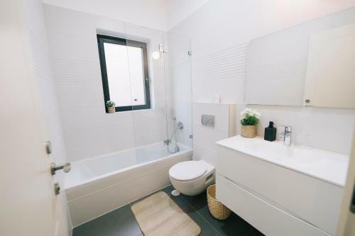 Mr Ezra -luxury 3br Apartment With Balcony, On The Beach