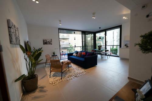 Mr Ezra -luxury 3br Apartment With Balcony, On The Beach