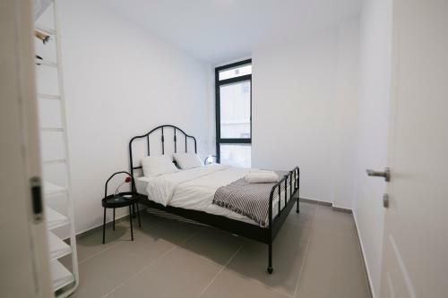 Mr Ezra -luxury 3br Apartment With Balcony, On The Beach