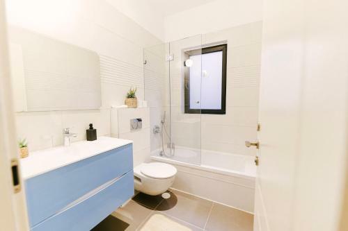 Mr Ezra -luxury 3br Apartment With Balcony, On The Beach
