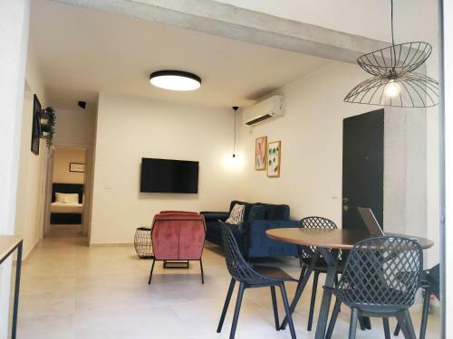 Private-garden 3 Bedroom Apartment