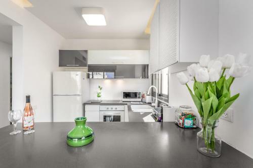 Apartamento Ben Yehuda Cosy 2bdr & Parking Close The Beach