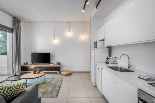 Apartamento Ben Gurion Area - Modern 2 Bdr With Balcony