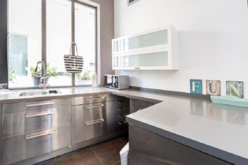 Amazing Modern 2br Apartment With Balcony