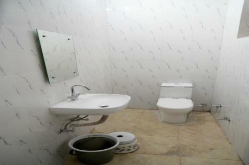Oyo 79012 Hotel Rm Plaza
