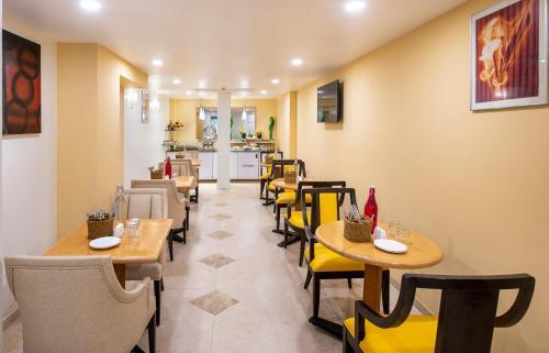 Hotel Bloomsuites L Ahmedabad
