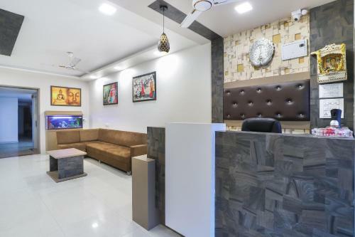 Oyo 71040 Hotel Sagar Palace