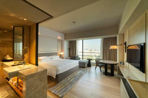 Hotel Courtyard By Marriott Ahmedabad Sindhu Bhavan Road