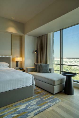 Hotel Courtyard By Marriott Ahmedabad Sindhu Bhavan Road