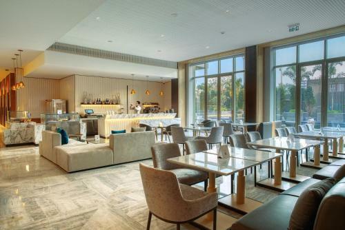 Hotel Courtyard By Marriott Ahmedabad Sindhu Bhavan Road