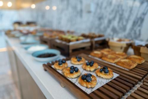 Hotel Courtyard By Marriott Ahmedabad Sindhu Bhavan Road