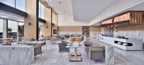Hotel Courtyard By Marriott Ahmedabad Sindhu Bhavan Road