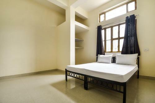 Hotel Spot On 48538 J S Hostel