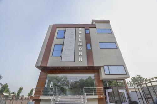 Oyo 47017 Hotel Hallmark