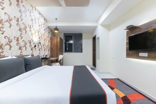 Collection O 76586 Hotel Greenwood