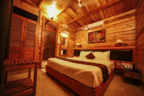 Hotel Grand Vatika Resort