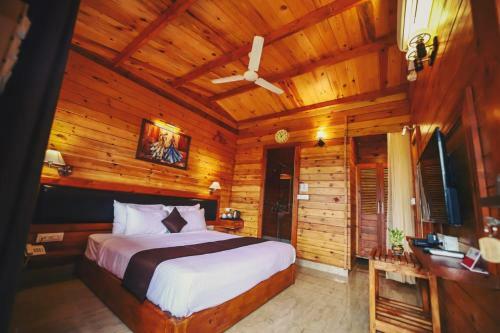 Hotel Grand Vatika Resort