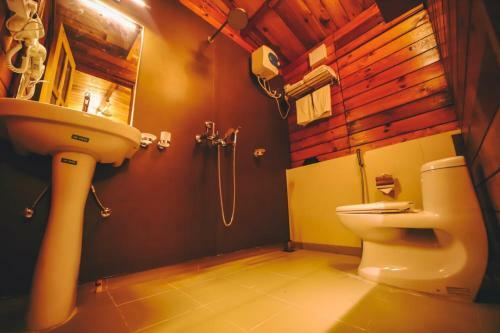 Hotel Grand Vatika Resort