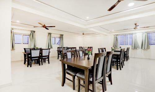 Treebo Trend Emora Hotel And Suites Brookfield
