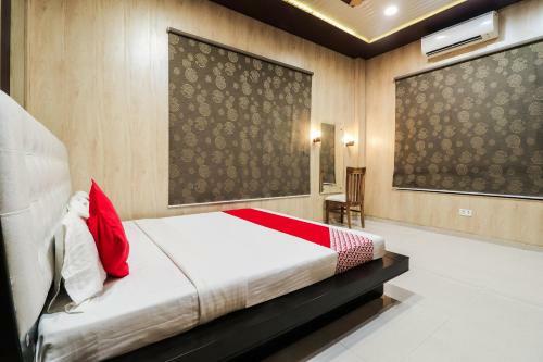 Oyo 60720 Hotel Regal Palace