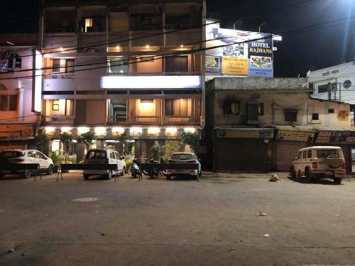 Hotel Rajhans,ghora Nikkas