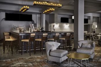 Holiday Inn Hotel & Suites