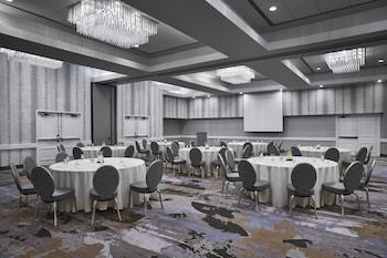 Holiday Inn Hotel & Suites