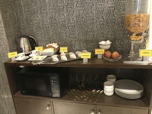 Hostal Emerald Suites