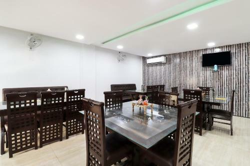 Oyo 40245 Hotel Clark Inn