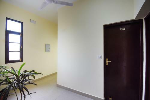Oyo 49051 Hotel Crown Plaza