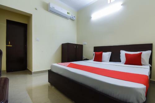 Oyo 49051 Hotel Crown Plaza