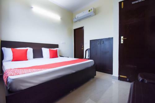 Oyo 49051 Hotel Crown Plaza