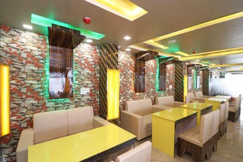 Hotel Oyo 24604 Golden Galaxy
