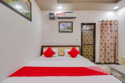 Oyo 70829 Hotel Royal