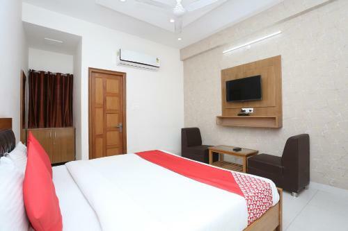 Hotel Oyo 16599 Chandra Palace