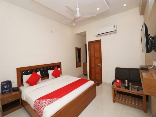 Hotel Oyo 16599 Chandra Palace