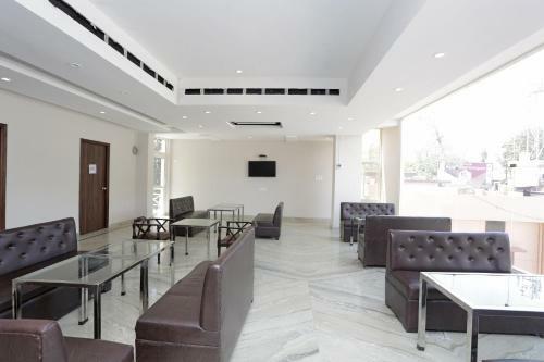 Hotel Capital O 37423 Golden Leaf