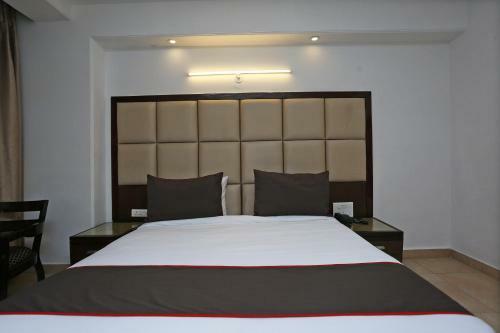 Hotel Collection O 225 Valley Plaza