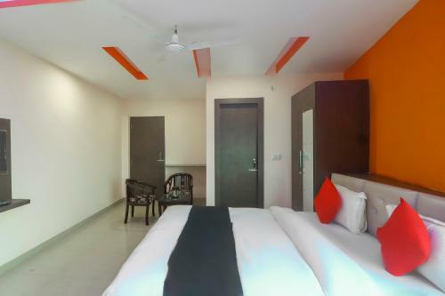 Capital O74648 Vinayaka Hotel