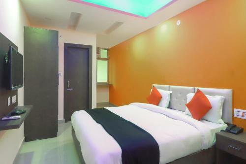 Capital O74648 Vinayaka Hotel