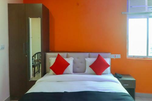 Capital O74648 Vinayaka Hotel