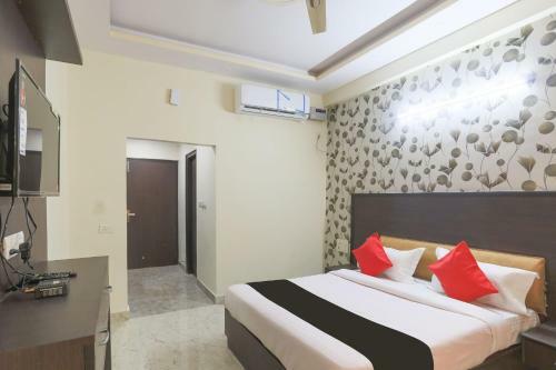 Capital O 42705 Hotel Abhinandan Palace