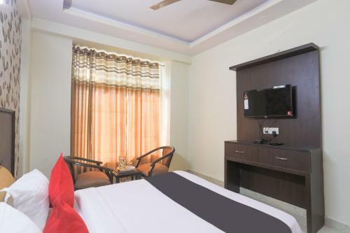 Capital O 42705 Hotel Abhinandan Palace