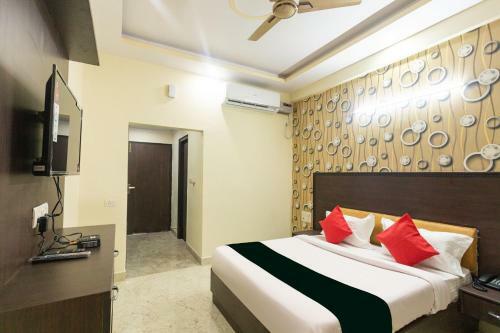 Capital O 42705 Hotel Abhinandan Palace